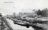 De vaart bij Haulerwijk, begin 1900. Ook daar was het vooral ’s zomers een probleem voldoende water in de vaart te houden. Op de achtergrond poseren de schoolkinderen voor de fotograaf.